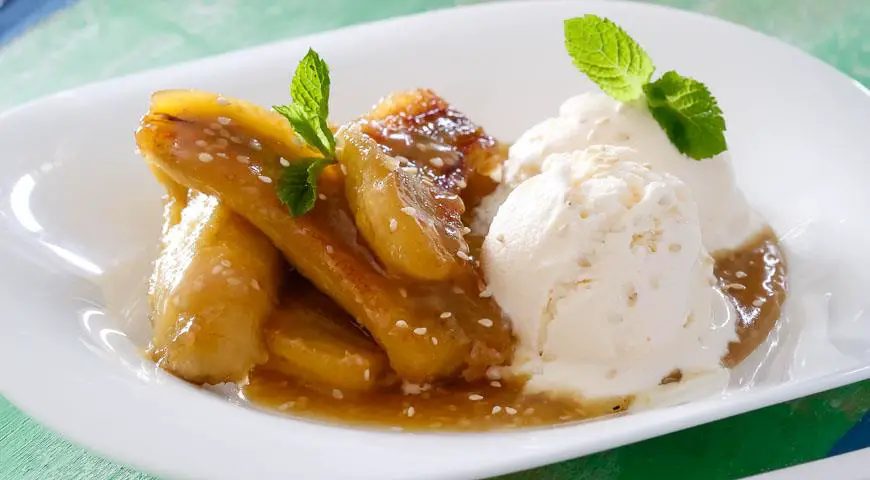 Bananas in caramel